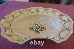 Plat à barbe en faïence Nevers XVIII agrafes anciennes