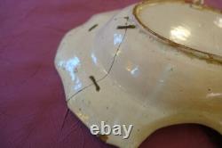 Plat à barbe en faïence Nevers XVIII agrafes anciennes