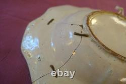 Plat à barbe en faïence Nevers XVIII agrafes anciennes