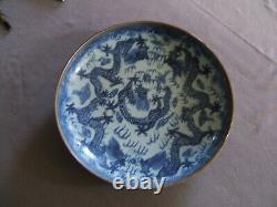 Plat ming époque xuande décor blanc bleu dragons et boule