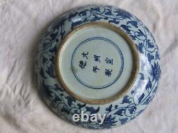 Plat ming époque xuande décor blanc bleu dragons et boule