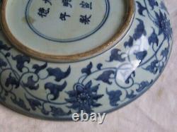 Plat ming époque xuande décor blanc bleu dragons et boule