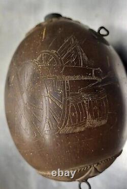 Poire à Poudre Noix de Coco gravée à l'antique Travail de Bagnard XVIIIeme