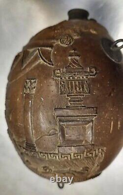 Poire à Poudre Noix de Coco gravée à l'antique Travail de Bagnard XVIIIeme
