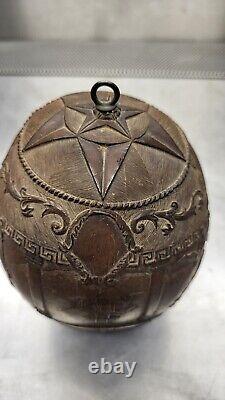 Poire à Poudre Noix de Coco gravée à l'antique Travail de Bagnard XVIIIeme