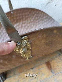 Porte buche en cuivre, et pieds de lions. Poignée en céramique