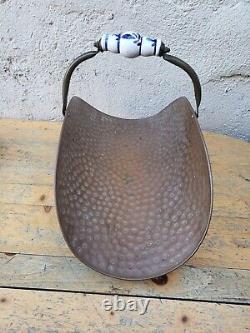 Porte buche en cuivre, et pieds de lions. Poignée en céramique