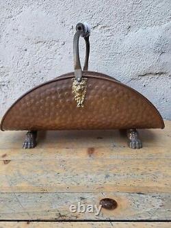 Porte buche en cuivre, et pieds de lions. Poignée en céramique