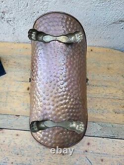 Porte buche en cuivre, et pieds de lions. Poignée en céramique