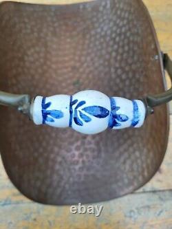 Porte buche en cuivre, et pieds de lions. Poignée en céramique