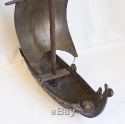 RARE ANCIEN Modèle en bronze d'un navire Viking, grand-voile en bronze et laiton