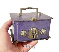 Rare Petit coffre fort métallique avec sa clé et code art déco