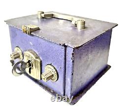Rare Petit coffre fort métallique avec sa clé et code art déco