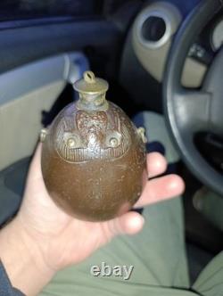 Rare Poire à Poudre en noix de Coco Sculptée du 19ème