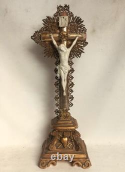Rare ancien crucifix doré à la feuille d'or d'époque et style Louis-Philippe