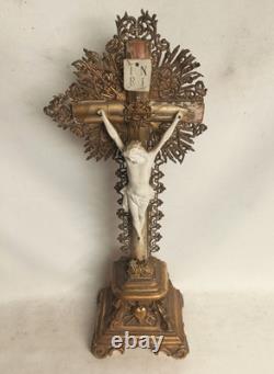 Rare ancien crucifix doré à la feuille d'or d'époque et style Louis-Philippe