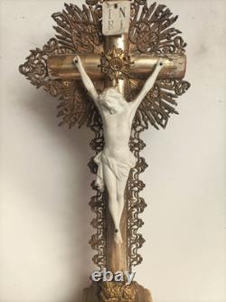 Rare ancien crucifix doré à la feuille d'or d'époque et style Louis-Philippe