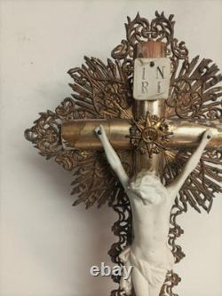 Rare ancien crucifix doré à la feuille d'or d'époque et style Louis-Philippe