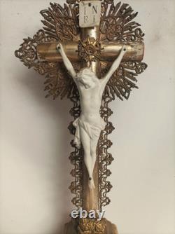 Rare ancien crucifix doré à la feuille d'or d'époque et style Louis-Philippe