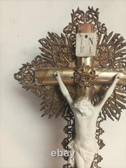 Rare ancien crucifix doré à la feuille d'or d'époque et style Louis-Philippe