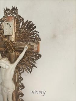Rare ancien crucifix doré à la feuille d'or d'époque et style Louis-Philippe