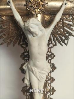 Rare ancien crucifix doré à la feuille d'or d'époque et style Louis-Philippe