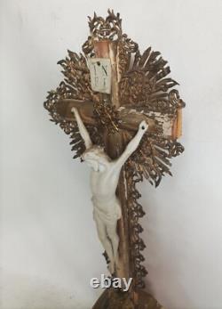 Rare ancien crucifix doré à la feuille d'or d'époque et style Louis-Philippe