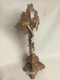 Rare ancien crucifix doré à la feuille d'or d'époque et style Louis-Philippe