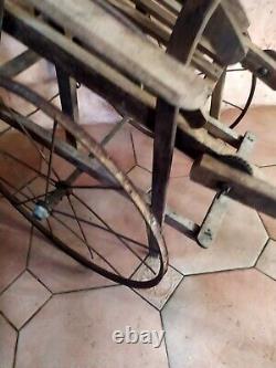 Rare charrette à bras enfant pousse-pousse en bois art populaire