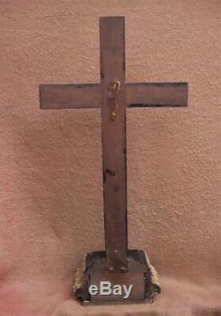 Rare et grand crucifix Napoléon III en bois laqué et stucs dorés à restaurer