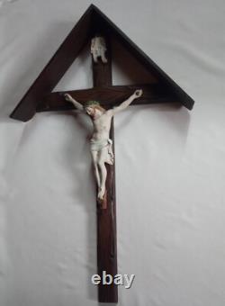 Rare grand crucifix mural en bois sculpté avec son toit début XX S. 80 cm