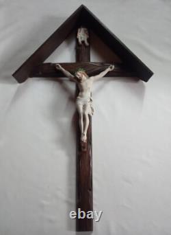Rare grand crucifix mural en bois sculpté avec son toit début XX S. 80 cm
