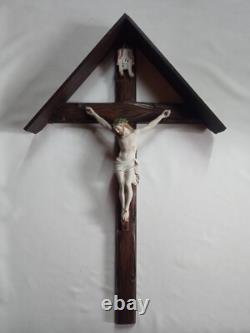 Rare grand crucifix mural en bois sculpté avec son toit début XX S. 80 cm