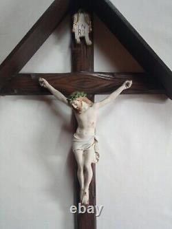 Rare grand crucifix mural en bois sculpté avec son toit début XX S. 80 cm