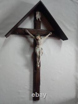 Rare grand crucifix mural en bois sculpté avec son toit début XX S. 80 cm