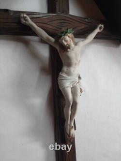 Rare grand crucifix mural en bois sculpté avec son toit début XX S. 80 cm