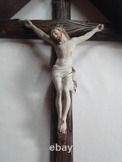Rare grand crucifix mural en bois sculpté avec son toit début XX S. 80 cm