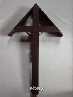 Rare grand crucifix mural en bois sculpté avec son toit début XX S. 80 cm