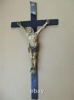Rare grand crucifix mural en bois sculpté fin XVIII / début XIX S
