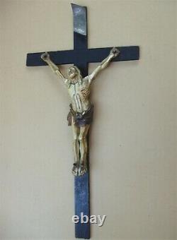 Rare grand crucifix mural en bois sculpté fin XVIII / début XIX S