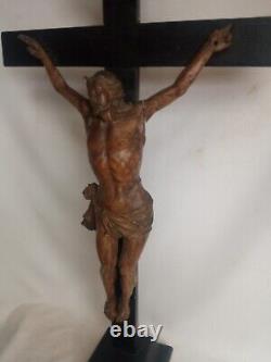 Rare important crucifix sur socle en bois sculpté fin XVIII / début XIX S