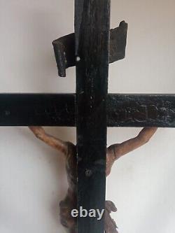 Rare important crucifix sur socle en bois sculpté fin XVIII / début XIX S