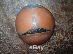 Rare travail de bagnard demi calebasse sculptée Cayenne phare de l'enfant perdu