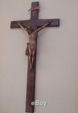 Remarquable grand crucifix en bois sculpté fin XIXe siècle