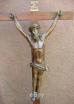 Remarquable grand crucifix en bois sculpté fin XVIIIe siècle