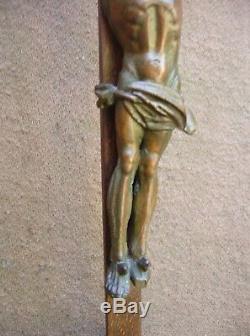 Remarquable grand crucifix en bois sculpté fin XVIIIe siècle