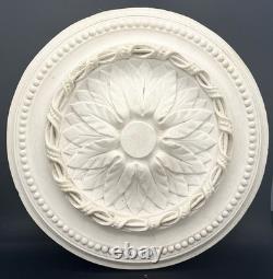 Rosace de plafond en plâtre à décor floral et perlé, style XIXème
