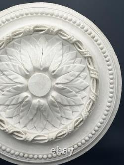 Rosace de plafond en plâtre à décor floral et perlé, style XIXème