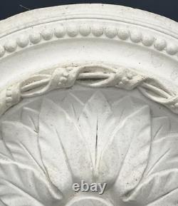 Rosace de plafond en plâtre à décor floral et perlé, style XIXème