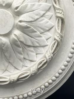 Rosace de plafond en plâtre à décor floral et perlé, style XIXème